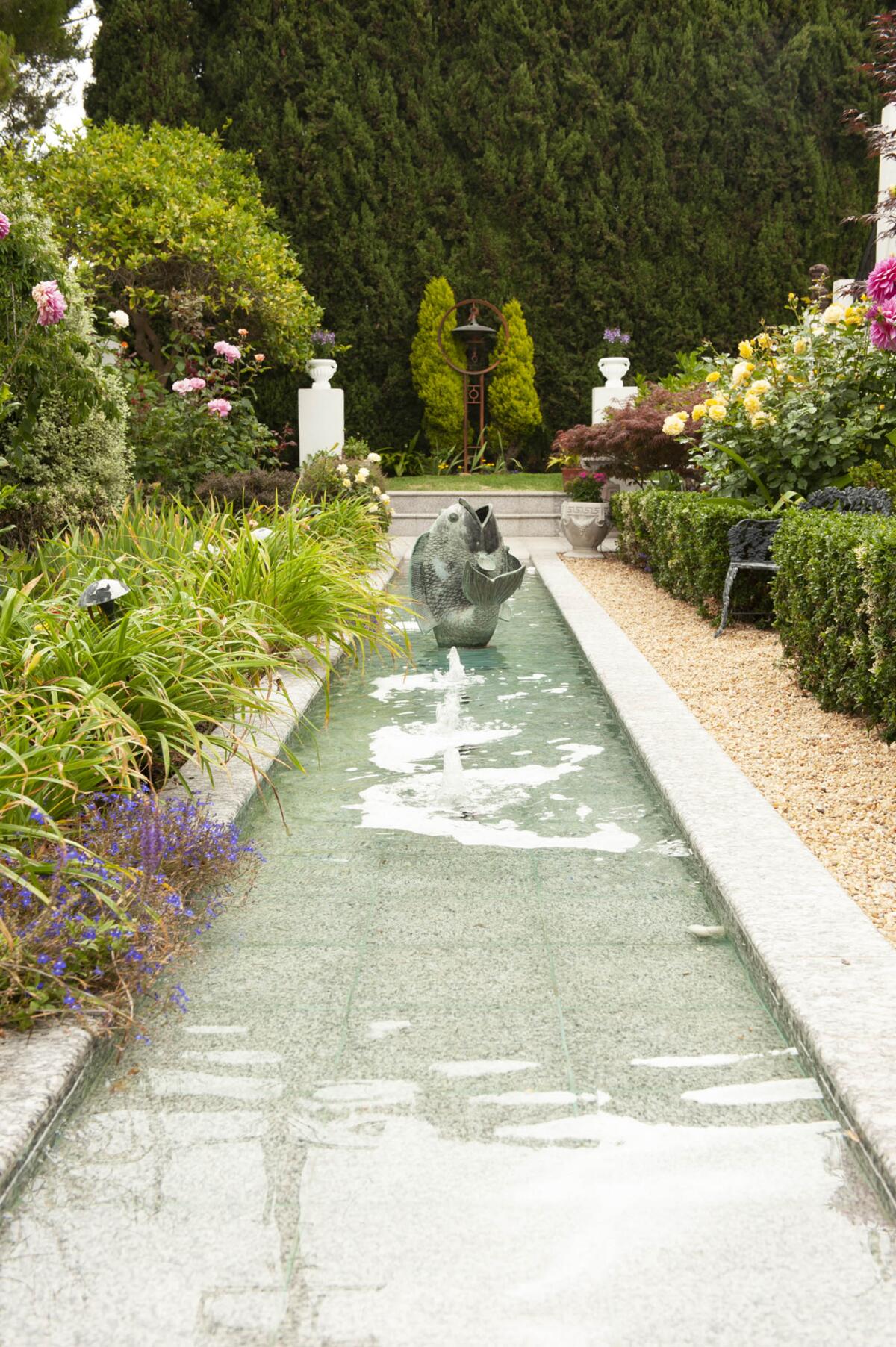 A garden in the 2020 tour, featuring a fountain and pool in an Italian-inspired garden.