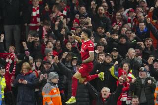 Luis Díaz celebra tras marcar el tercer gol de Liverpool ante Luton en la Liga Premier, el miércoles 21 de febrero de 2024, en Liverpool. (AP Foto/Jon Super)