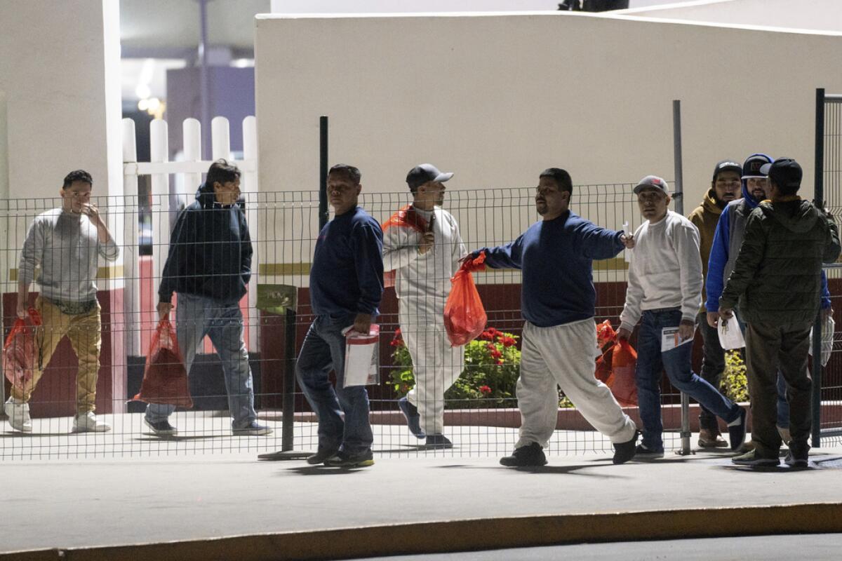Migrantes ingresan a México