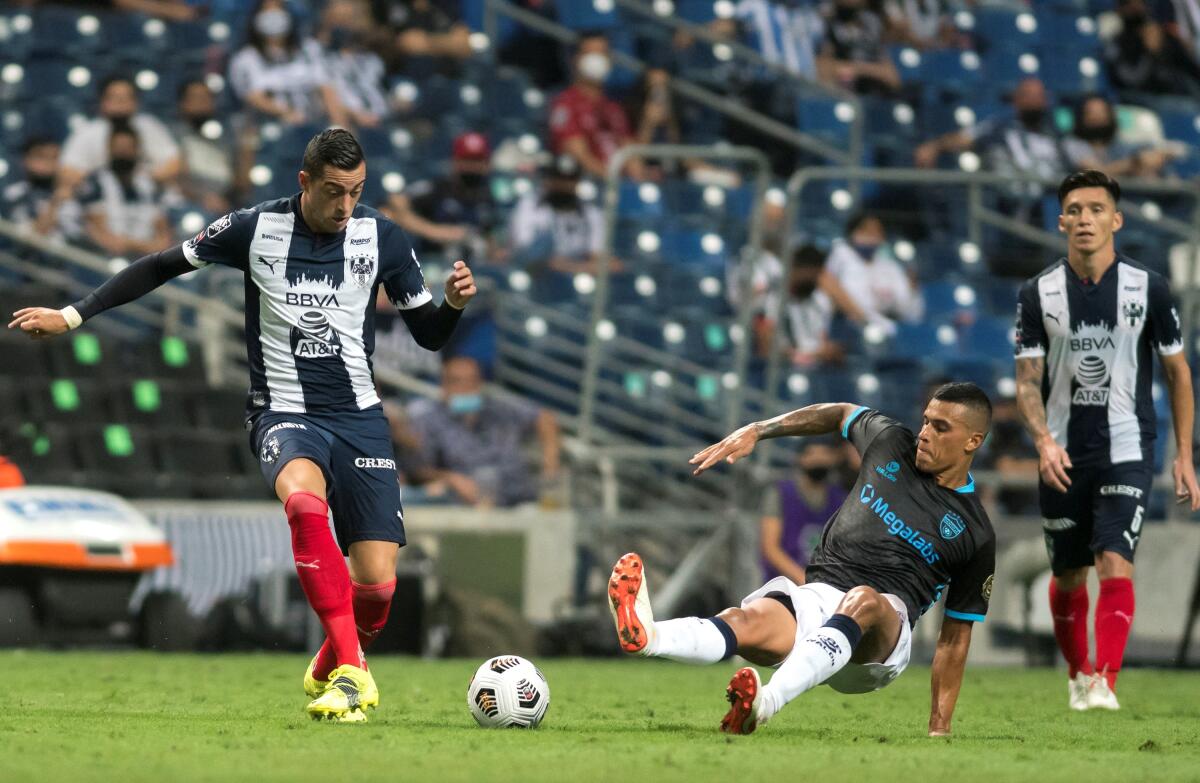 Rogelio Funes Mori (izquierda) de Rayados de Monterrey de México disputa el balón