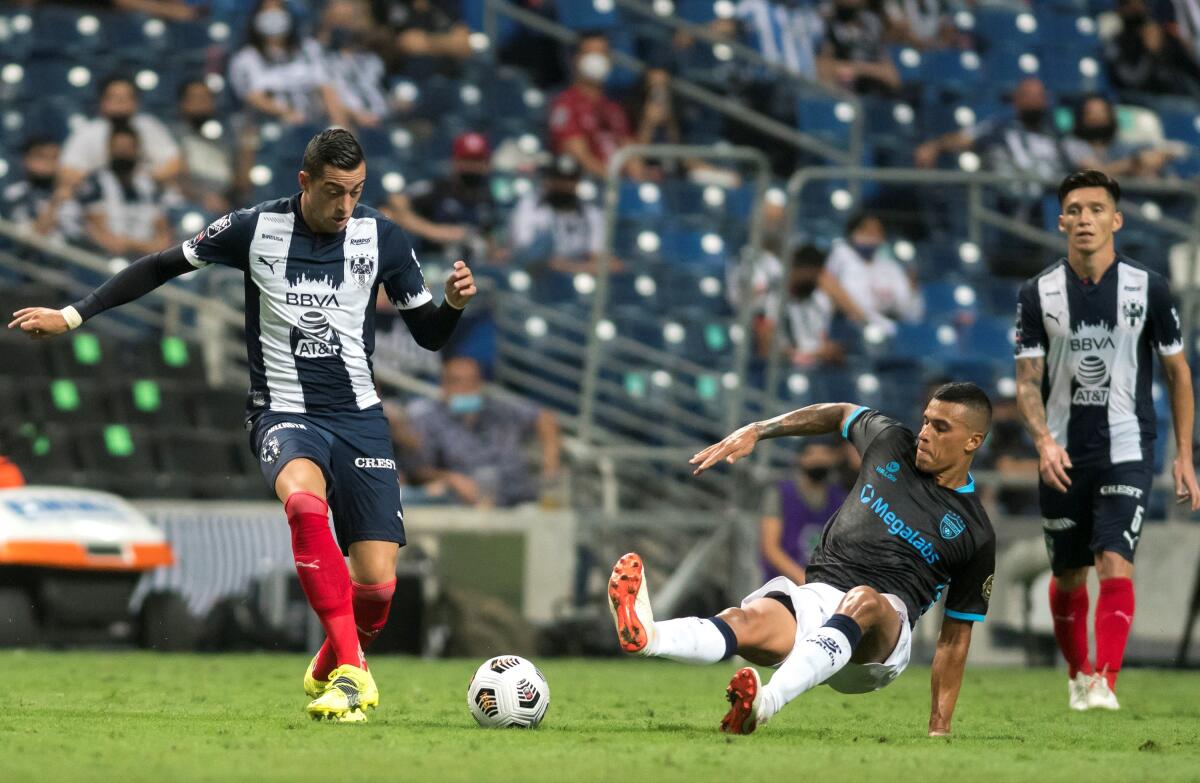 Rogelio Funes Mori (izquierda) de Rayados de Monterrey de México disputa el balón 