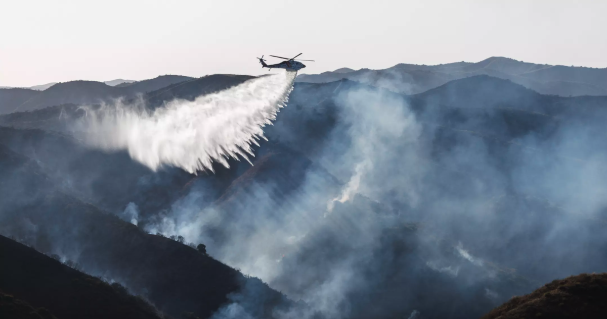 CalFire arroja agua desde un helicóptero 