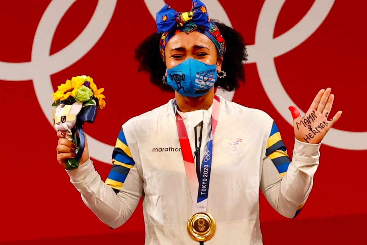 Neisi Dajomes, de Ecuador, celebra en el podio tras conseguir el oro 