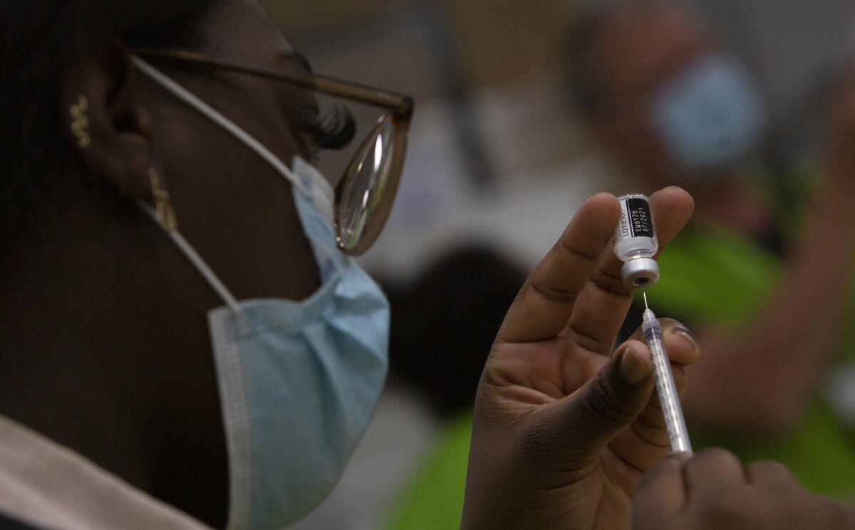 Una enfermera prepara una vacuna de Pfizer contra el COVID-19 