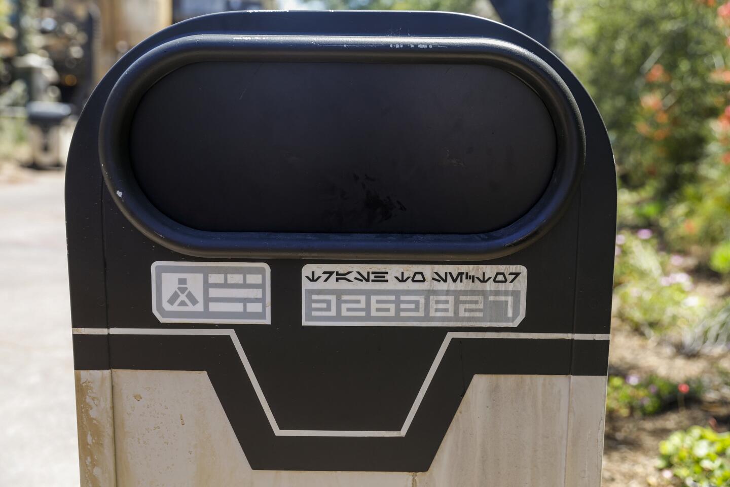 The use of the Batuuan language on garbage cans in Star Wars: Galaxy's Edge.
