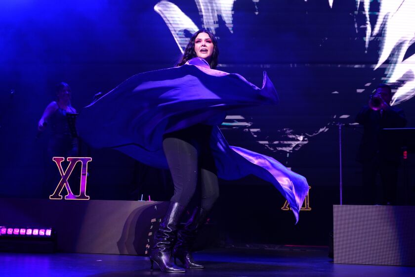 Yuridia durante su presentación en el Youtube Theater de Inglewood el 9 de noviembre como parte de su gira Pa' luego es tarde USA Tour.