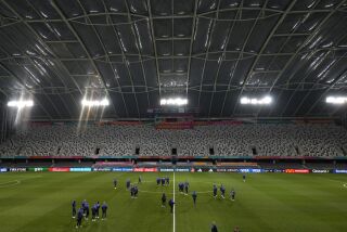 Las seleccionadas holandesas entran en la cancha en Dunedin, Nueva ZElana, para un entrenamiento, el sábado 22 de julio de 2023 (AP Foto/Alessandra Tarantino)