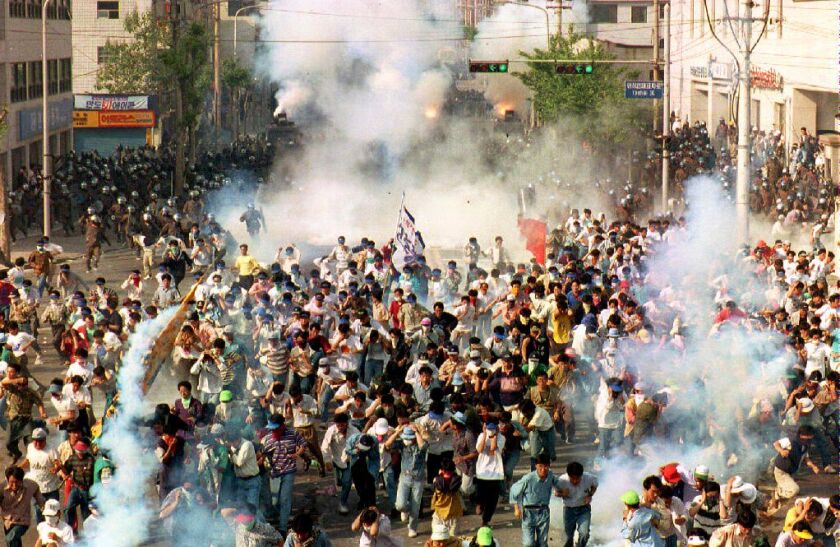 پلیس ضد شورش کره جنوبی در سال 1993 از گاز اشک آور برای متفرق کردن دانش آموزان استفاده کرد. 
