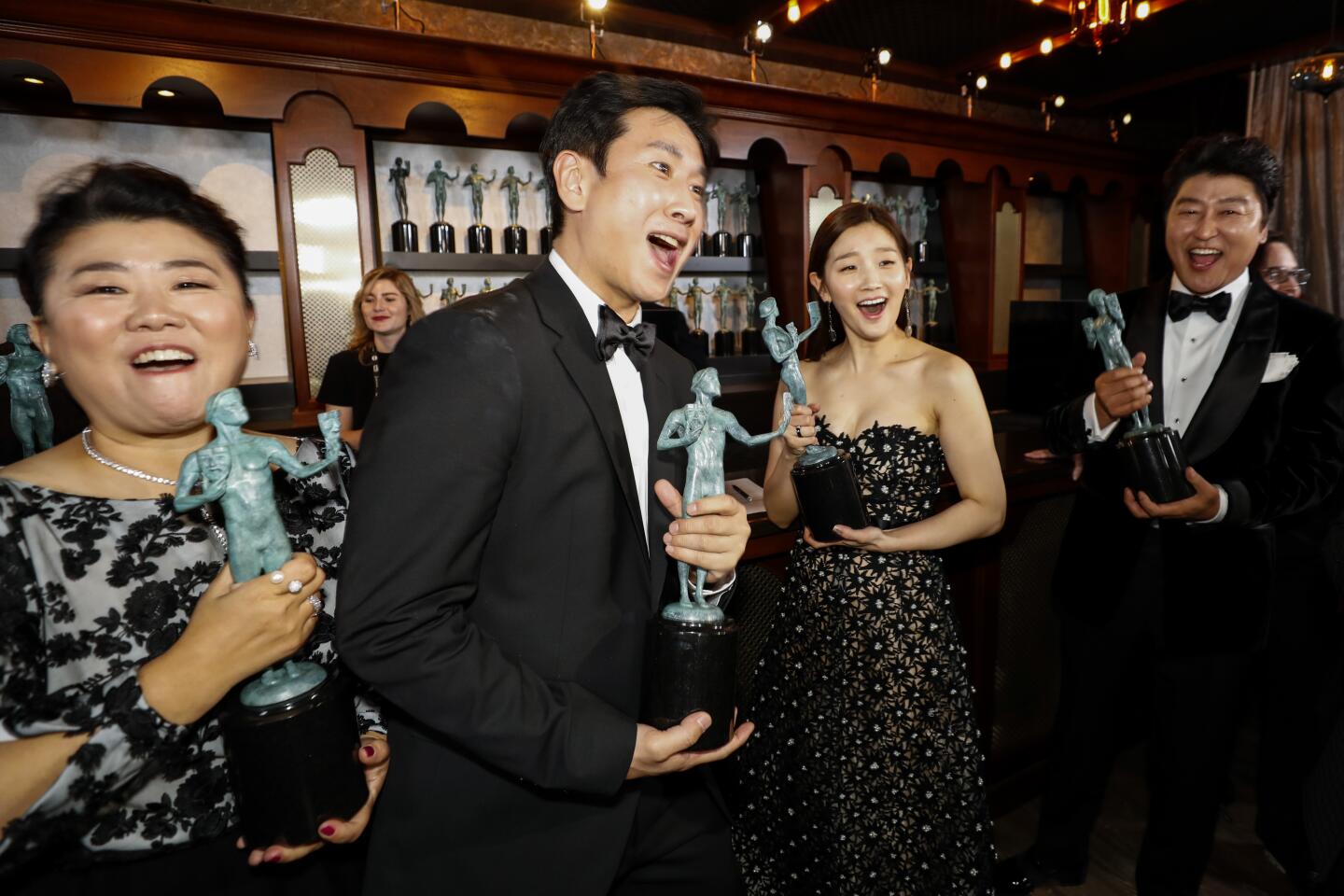 'Parasite' cast celebrates at SAG Awards