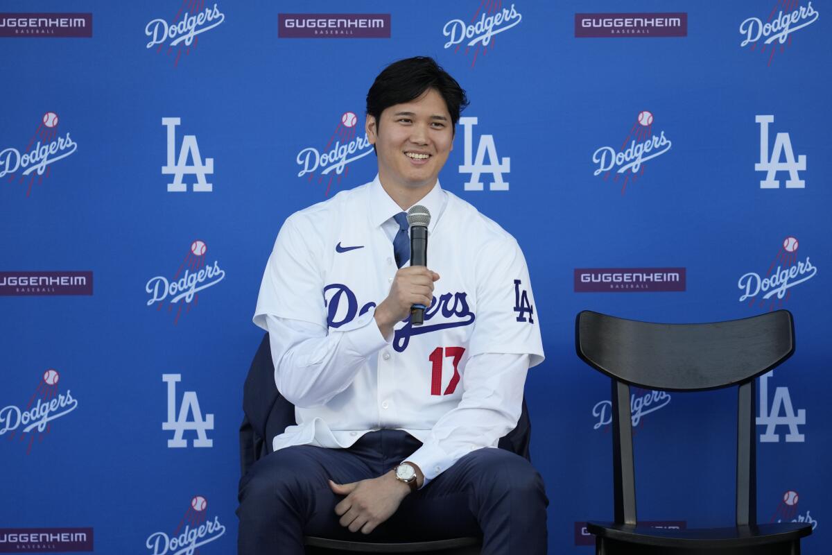 Shohei Ohtani jugador de los Dodgers de Los Ángeles responde preguntas