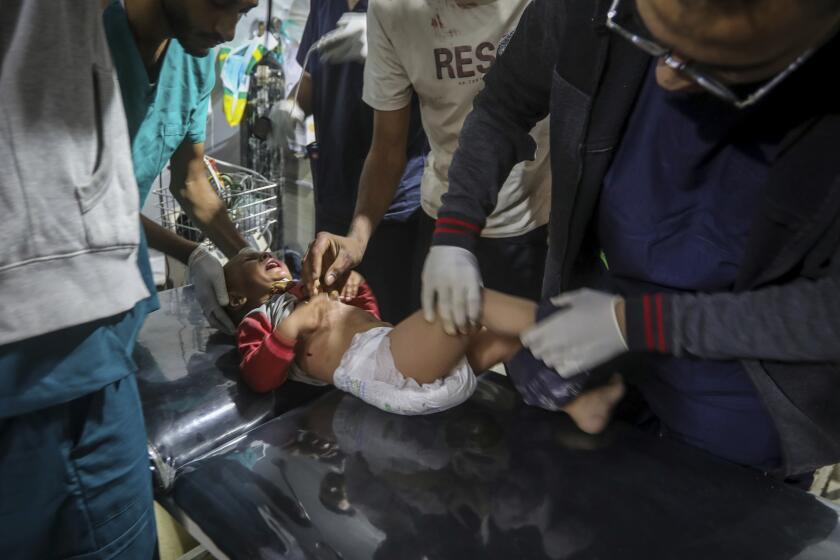 Un ni?o herido por un bombardeo israelí contra la Franja de Gaza es llevado a un hospital en Rafah, Gaza, el viernes 10 de mayo de 2024. (AP Foto/Ismael Abu Dayyah)