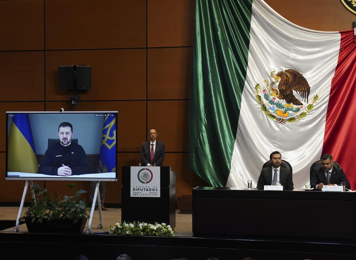 El presidente de Ucrania, Volodymyr Zelensky, se dirige al Congreso mexicano de forma virtual,
