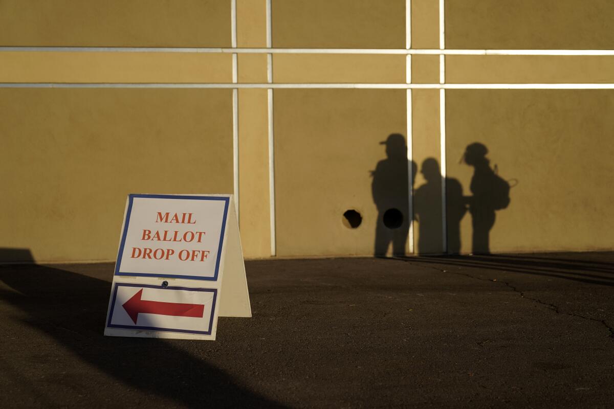 Personas esperan fuera de un centro de votación en Las Vegas.