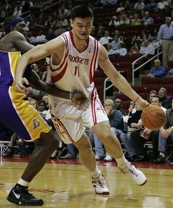 Yao Ming drives around Lakers Kwame Brown.
