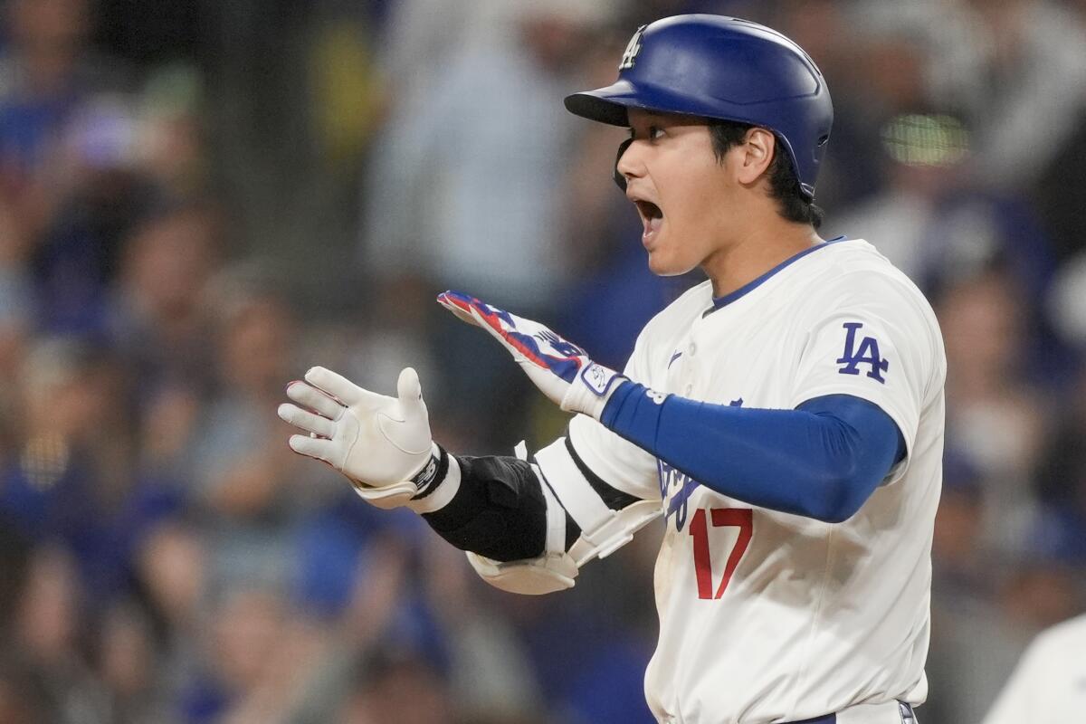 Shohei Ohtani, de los Dodgers de Los Ángeles, celebra un jonrón