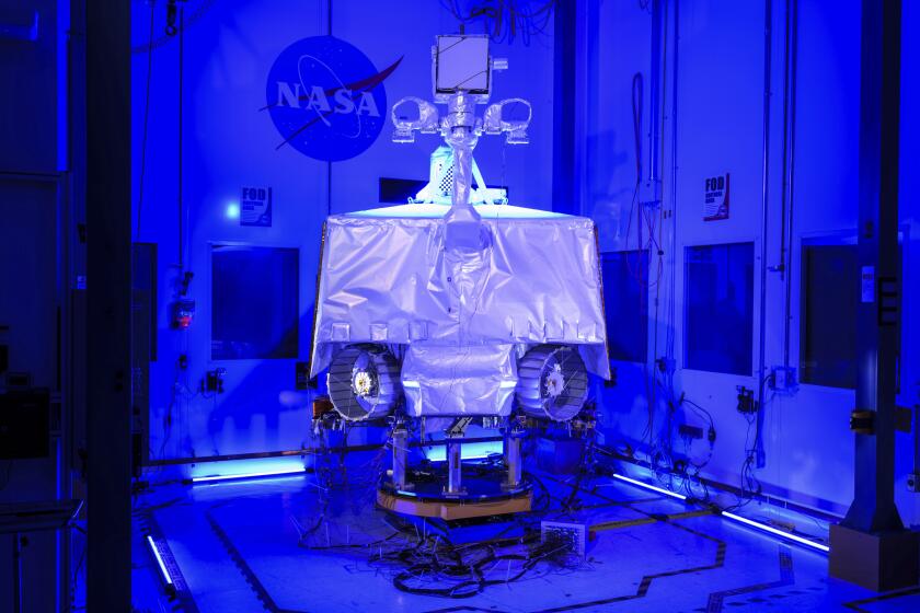 Esta fotografía proporcionada por la NASA muestra al vehículo Viper en el Centro Espacial Johnson, en Houston, el 7 de julio de 2024. (Helen Arase Vargas/NASA vía AP)