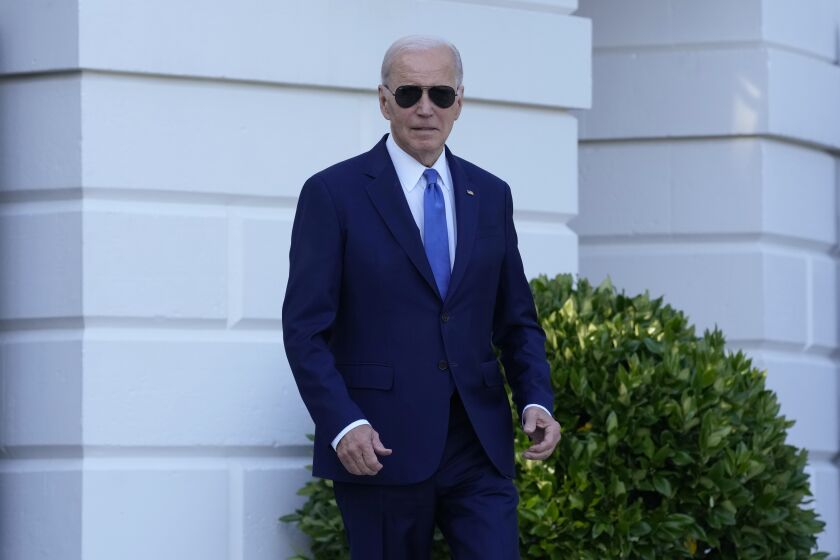 El presidente estadounidense Joe Biden camina para hablar con los reporteros en la Casa Blanca, en Washington, el viernes 26 de mayo de 2023. (AP Foto/Susan Walsh)