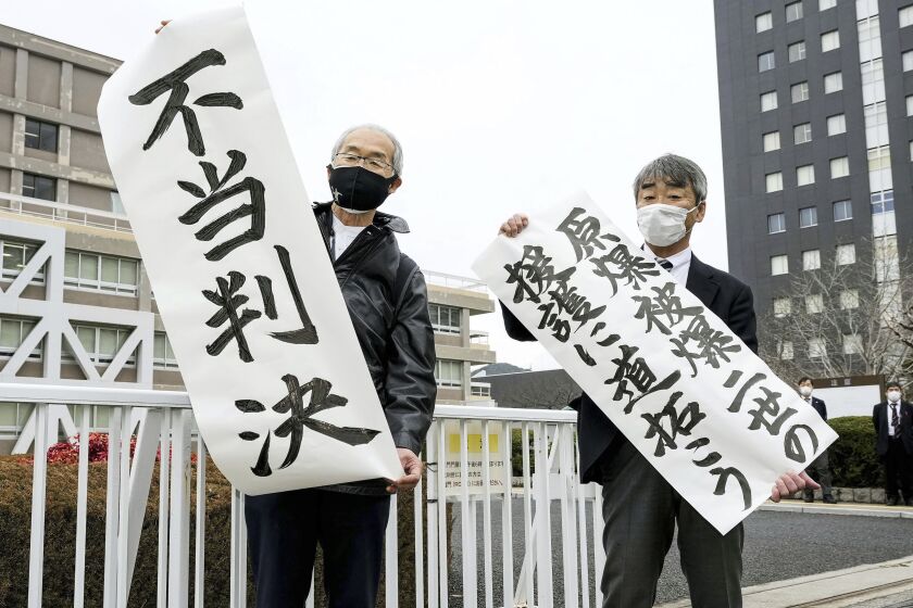 Una protesta a favor de hijos de sobrevivientes de la bomba atómica de Hiroshima en Hiroshima, Japón, el 7 de febrero de 2023. (Kyodo News via AP)