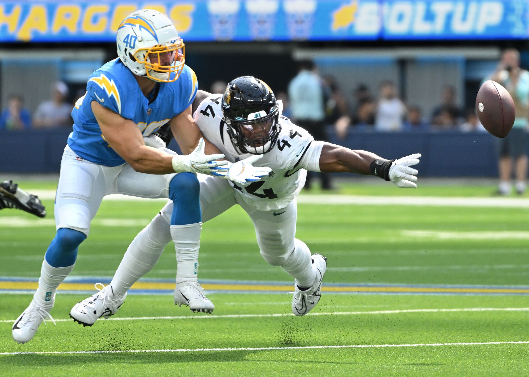 Jaguars linebacker Travon Walker breaks up a pass intended for Chargers fullback Zander Horvath.