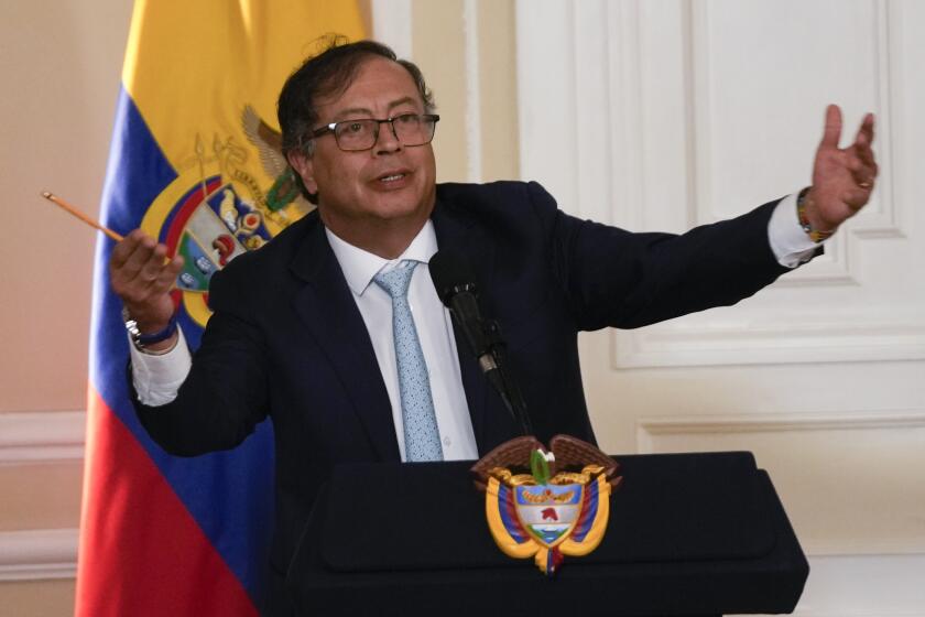 ARCHIVO - El presidente colombiano, Gustavo Petro, da un discurso durante la ceremonia de toma de posesión de la nueva fiscal general Luz Adriana Camargo en el Palacio Presidencial en Bogotá, Colombia, el viernes 22 de marzo de 2024. El gobierno colombiano y la mayor disidencia de las extintas Fuerzas Armadas Revolucionarias de Colombia acordaron el viernes 5 de abril de 2024 continuar con la mesa de diálogos, que pasaba por una crisis, pese a que horas antes el ejército señaló al grupo ilegal de atacar con explosivos a la fuerza pública. (AP Foto/Fernando Vergara, Archivo)