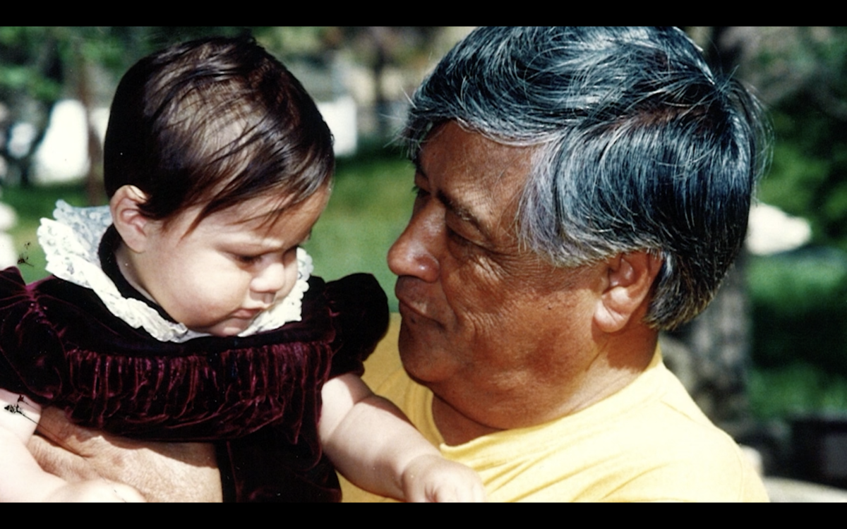 Eduardo Chávez tenía entonces 2 años con su abuelo César Chávez.
