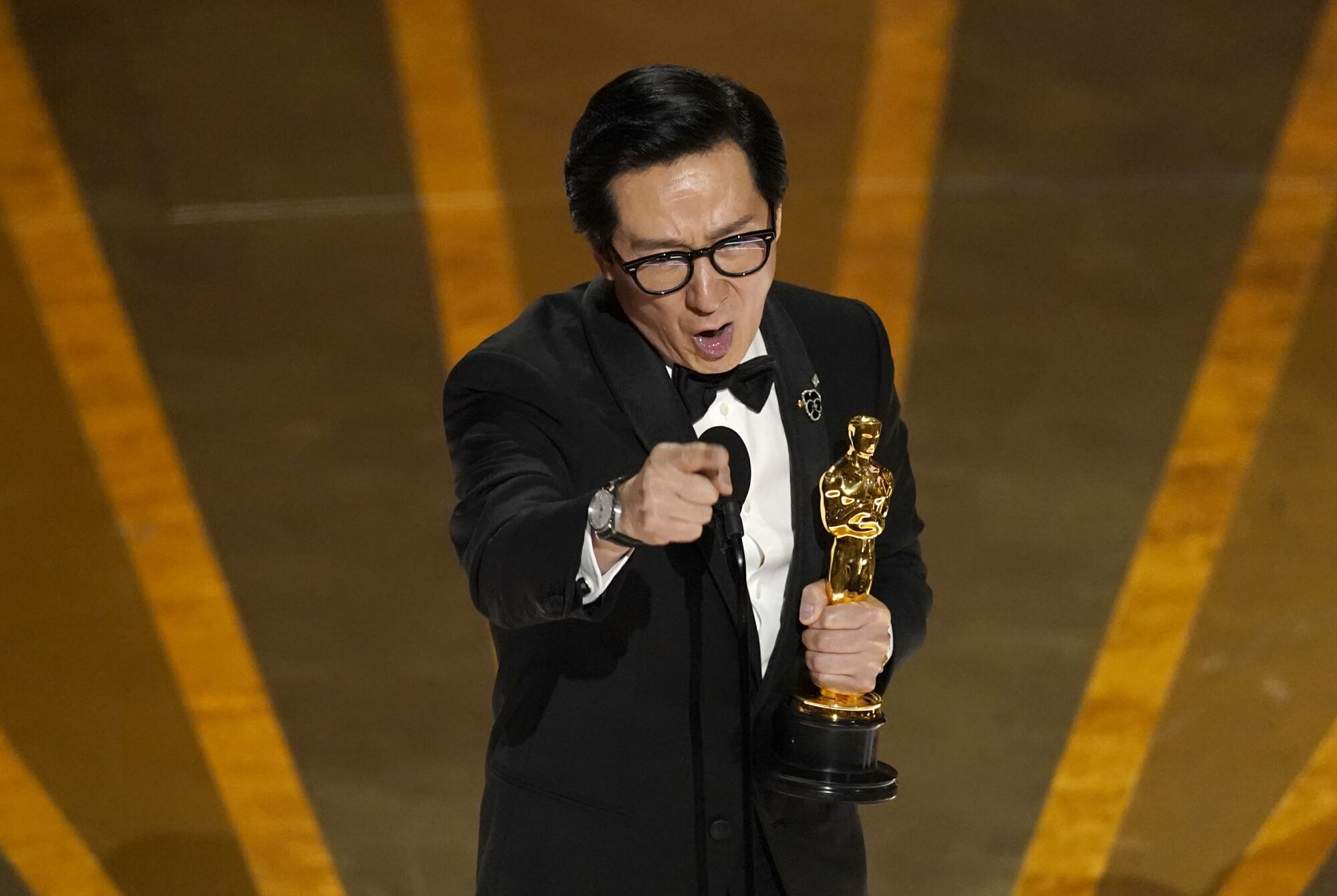 El actor Ke Huy Quan recibe con una evidente emoción su Oscar a Actor Secundario