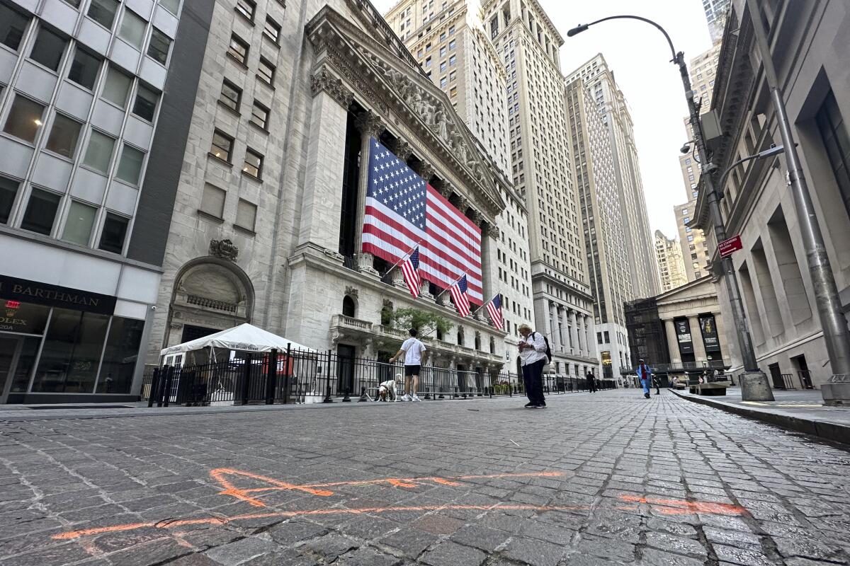The New York Stock Exchange with flags at its front.