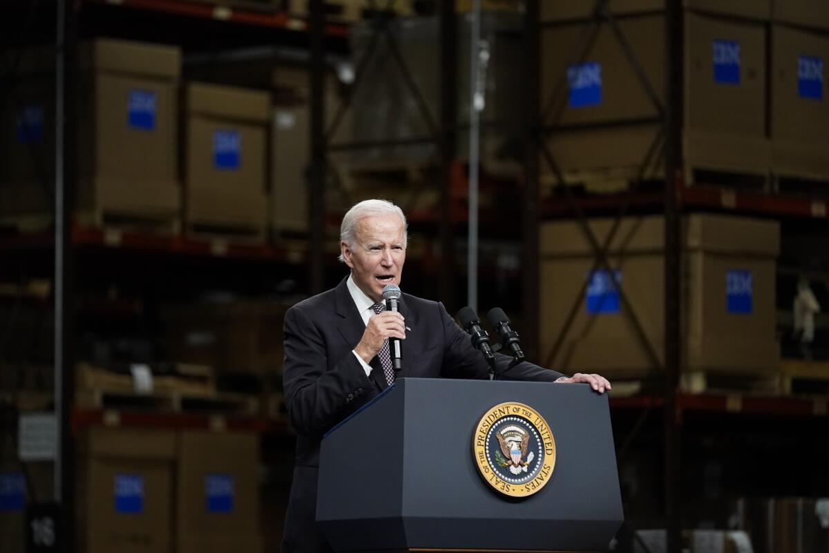 El presidente Joe Biden habla en una instalación de IBM el jueves 6 de octubre de 2022, en Poughkeepsie