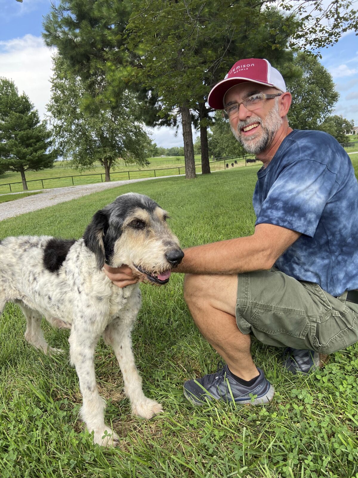 En esta imagen de agosto de 2022 proporcionada por Jeff Bohnert aparece él junto a su perra Abby