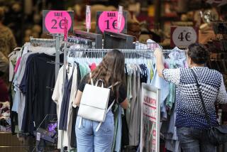 Personas buscando ropa barata en Gelsenkirchen, Alemania, el 28 de septiembre de 2023. (Foto AP/Martin Meissner, Archivo)