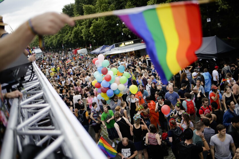 2017'de Berlin'deki Gay Pride geçit töreninde kalabalıklar
