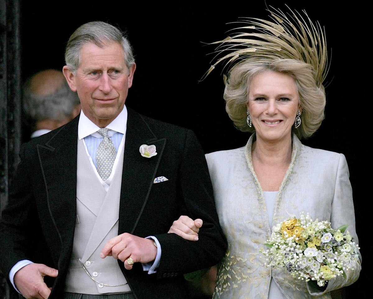 9 de abril de 2005: el príncipe Charles y su esposa, Camilla Duquesa de Cornualles, abandonan la capilla de San Jorge en Windsor después de la bendición de la iglesia de la ceremonia civil de su boda.