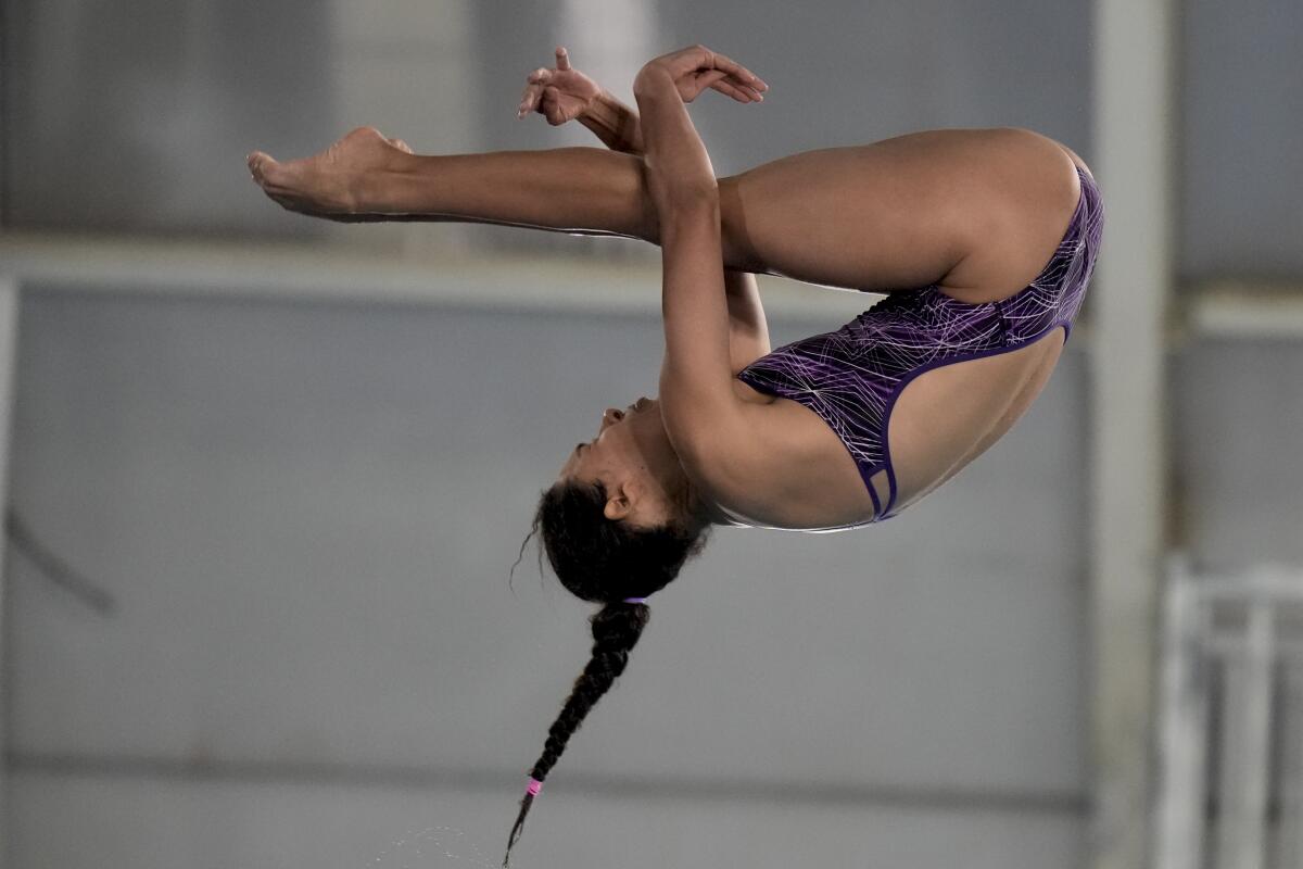 La mexicana Gabi Agúndez compite en la final femenina de plataforma de 10 metros en los Juegos Panamericanos en Santiago, Chile, en octubre.