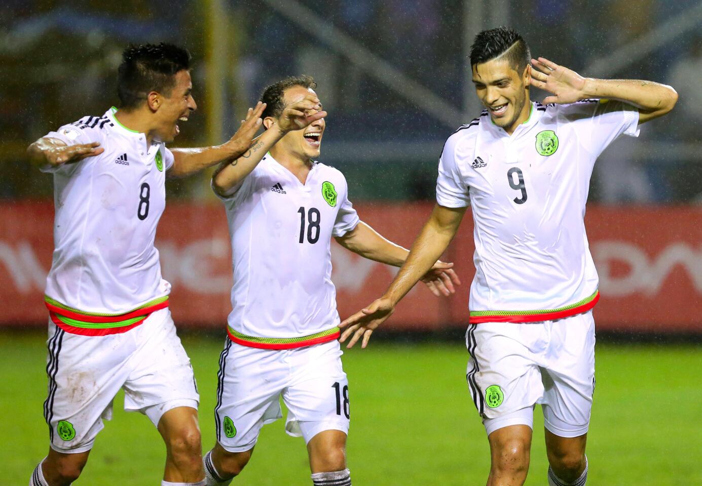 El mexicano Rafael Jiménez (d) celebra con sus compañeros su gol contra El Salvador, en partido de las eliminatorias para el Mundial de Rusia 2018 en el Estadio Cuscatlán, en San Salvador (El Salvador).