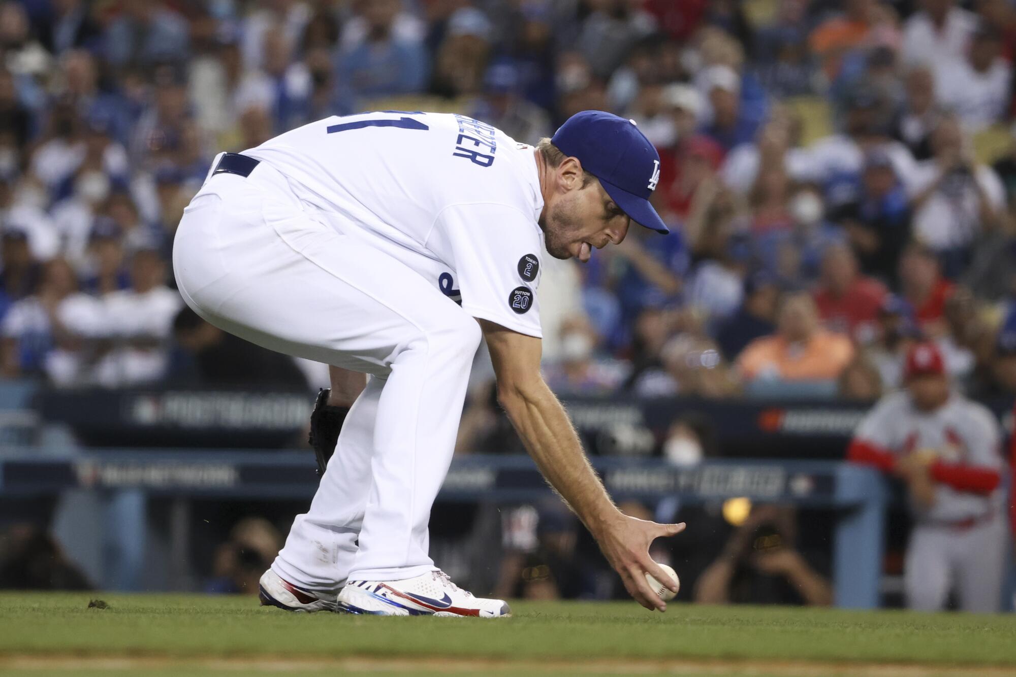 Los Angeles Dodgers starting pitcher Max Scherzer fields an infield ground ball hit by St. Louis Cardinals' Edmundo Sosa