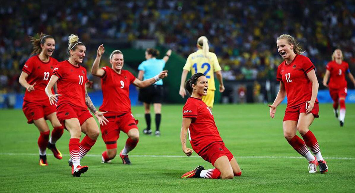 La selección alemana femenina de futbol conquistó por primera vez en su historia, el oro olímpico al imponerse a Suecia 2-1 en el estadio Maracaná, como hace 768 días lo hizo el equipo absoluto masculino al conquistar el Mundial de 2014.