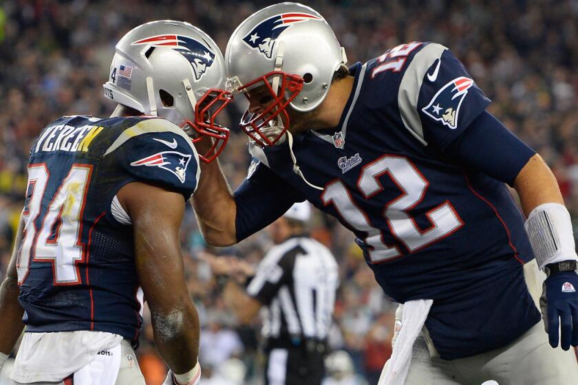 Patriots running back Shane Vereen (34) is congratulated by quarterback Tom Brady after the two connected on their second touchdown pass against the Jets on Thursday night.