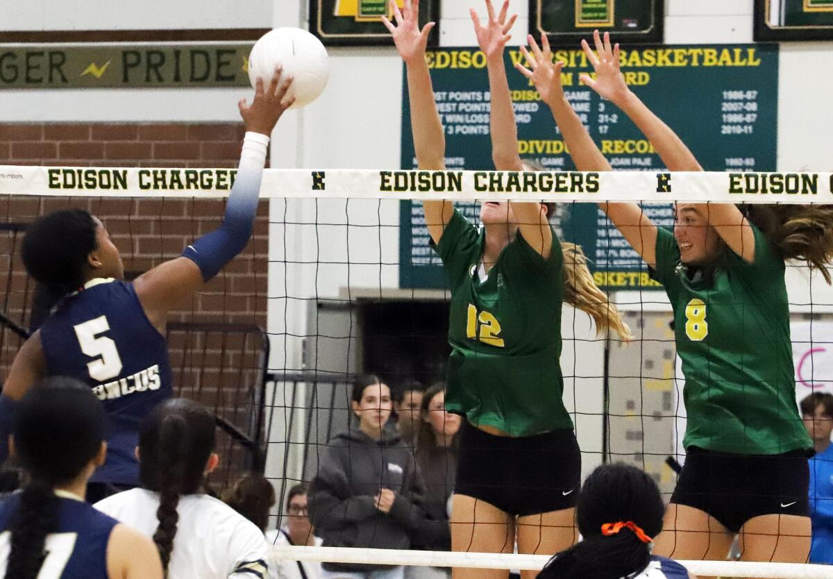 Edison's Molly McCluskey (12) and Morgan Gillinger (8) try to block Vista Murrieta's Kyleigh Moore (5) on Saturday.