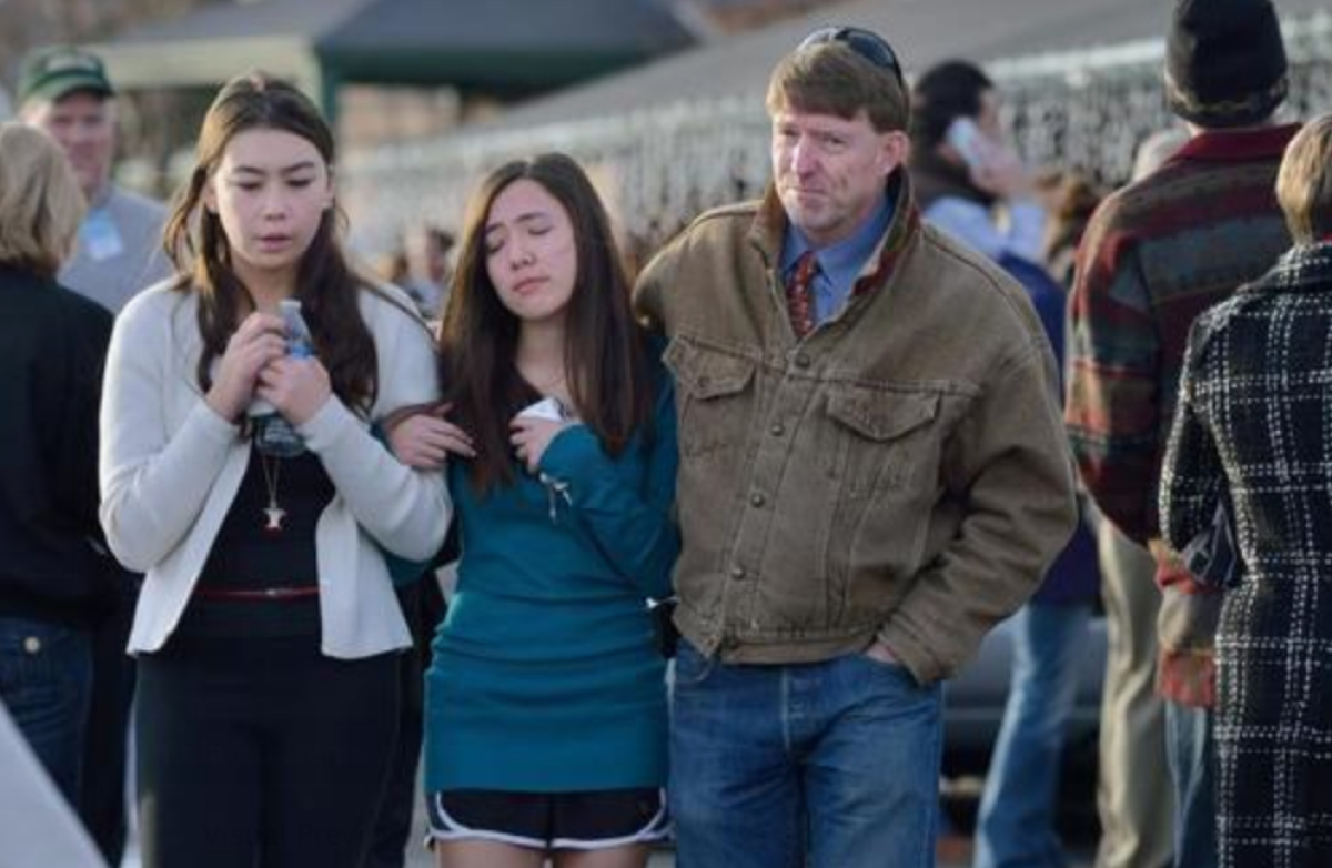 Dos estudiantes y un padre abandonan una iglesia local después de reunirse después de un tiroteo en Arapahoe High School en Denver, Colorado, EE. UU., el 13 de diciembre de 2013. Un estudiante no identificado disparó contra compañeros que hirieron gravemente a uno. El pistolero se suicidó. EFE/EPA/Bob Pearson/Archivo