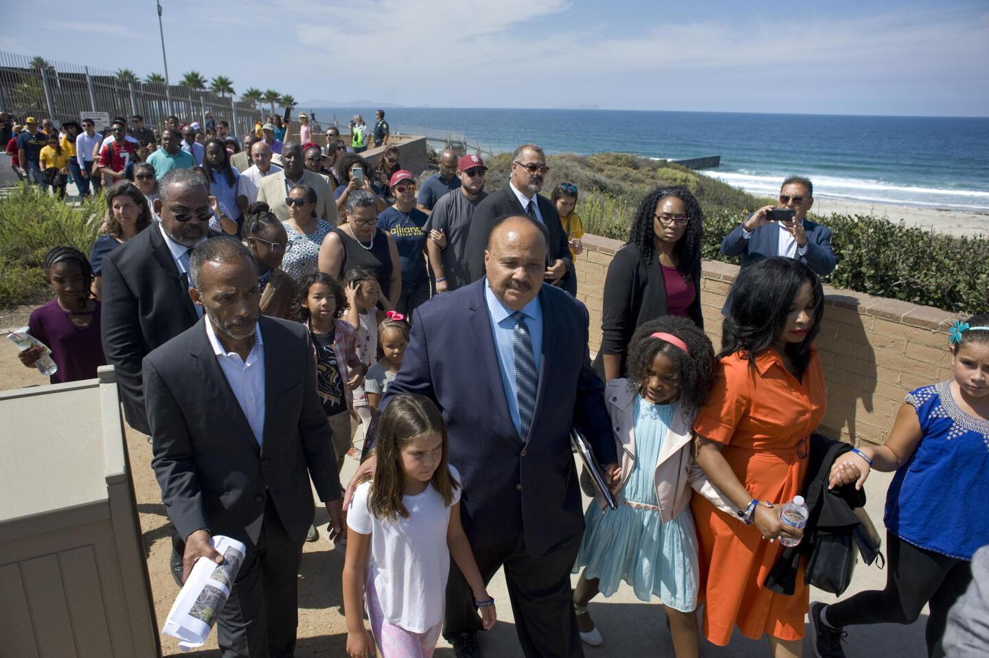 Martin Luther King III visita frontera entre Estados Unidos y México