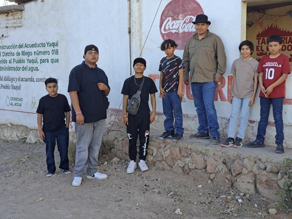 Miembros de la tribu Pascua Yaqui posan para una foto en su comunidad tribal en Sonora, México