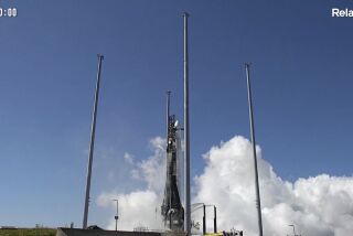 Esta imagen tomada de un video facilitado por Relativity Space muestra al cohete Terran I de la compañía en la plataforma de lanzamiento en Cabo Cañaveral, Florida, el sábado 11 de marzo de 2023, tras ser suspendida la cuenta regresiva para el despegue. (Relativity Space vía AP)