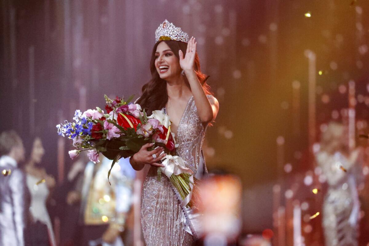 Harnaaz Sandhu de India fue coronada el domingo como la Miss Universo número 70.