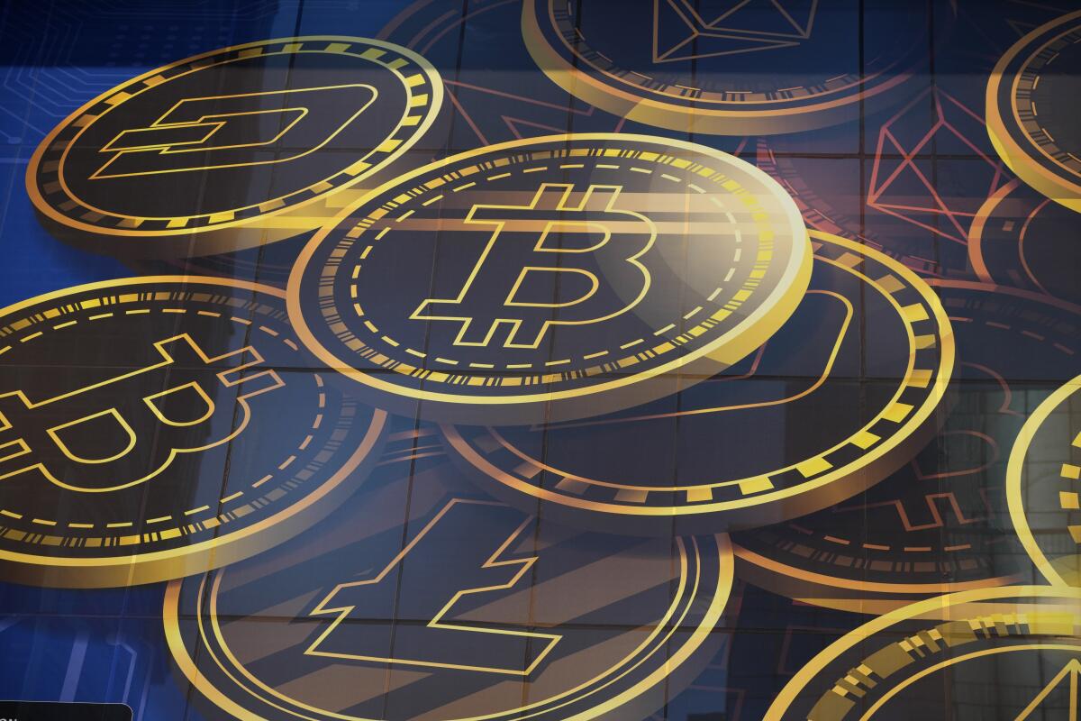 Un anuncio de Bitcoin, una de las criptomonedas, es visto en un edificio en Hong Kong el 18 de noviembre del 2021. 