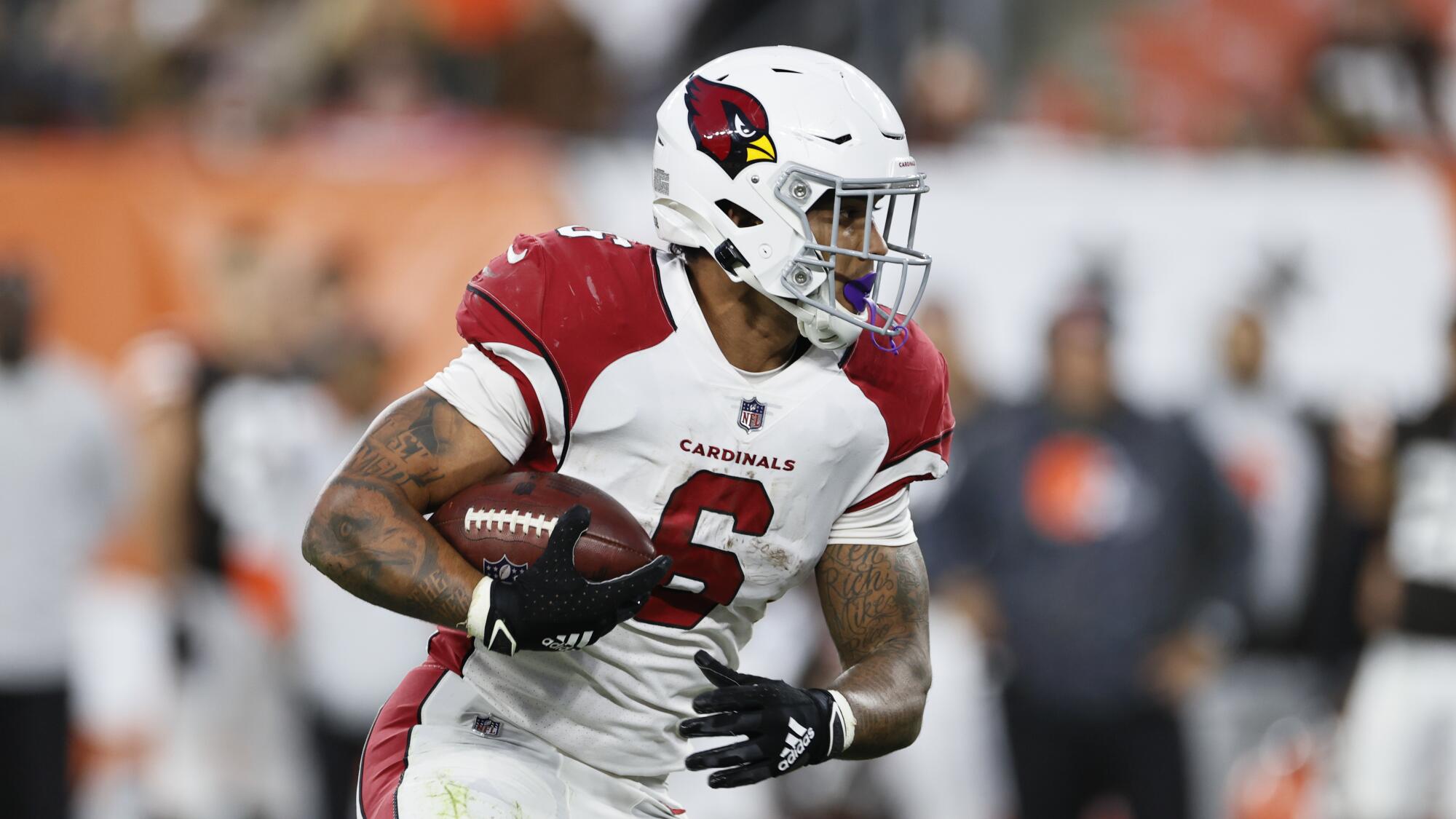 Arizona Cardinals running back James Conner plays against the Cleveland Browns.