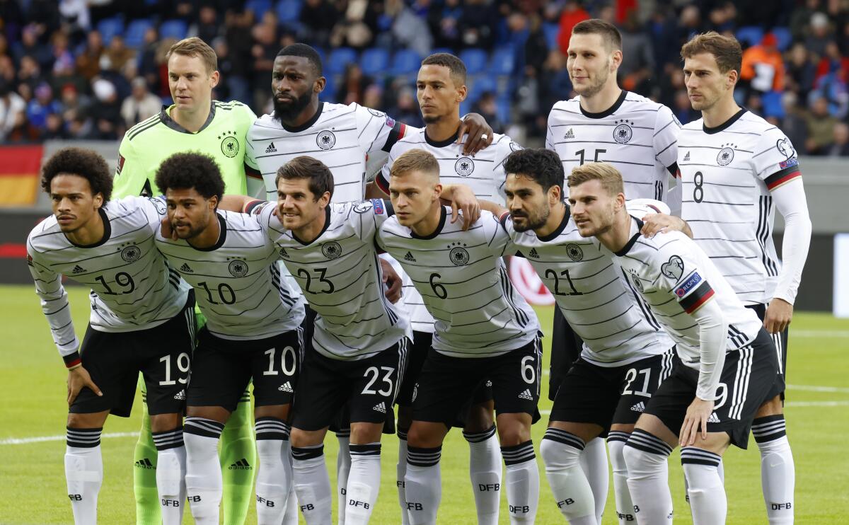 Jugadores de la selección de Alemania posan para las cámaras antes del duelo ante Islandia en las eliminatorias europeas.
