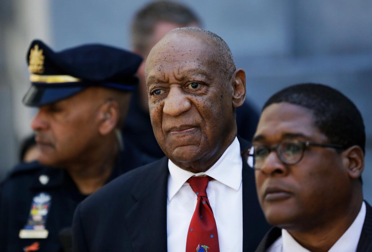 En esta foto del 26 de abril de 2018, Bill Cosby, en el centro