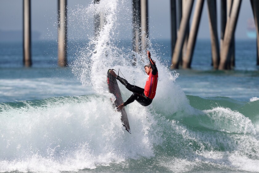 Kanoa Igarashi de Huntington Beach está compitiendo en el US Open of Surfing de este año en el lado sur del muelle HB.