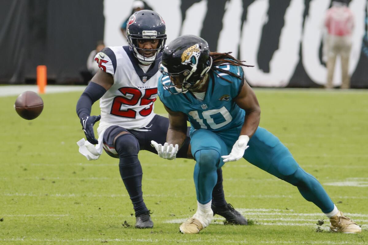 El wide receiver Laviska Shenault Jr. (10), de los Jaguars de Jacksonville.