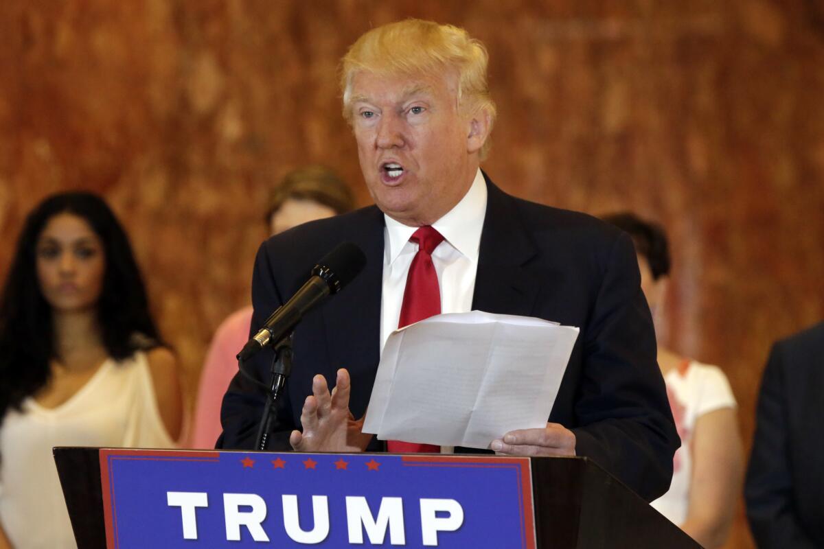 Donald Trump en una conferencia de prensa donde aseguró que le donó dinero a grupos de veteranos de guerra en Nueva York el martes 31 de mayo del 2016. (AP Photo/Richard Drew)